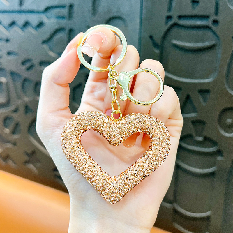 Llavero de corazón de melocotón de diamantes huecos, llavero de coche de amor de diamantes creativos, cubierta de auriculares portátil, colgante pequeño