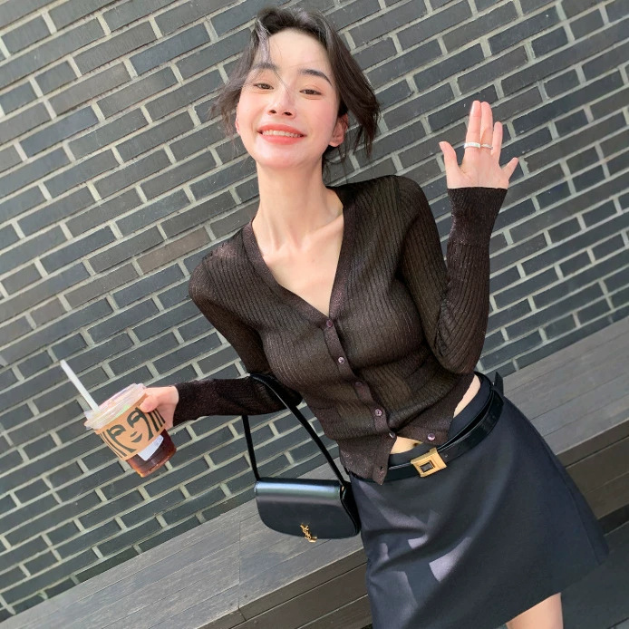 Zhengqite Clothing/ Limited Edition Italian Isy Shimmering Gold Yarn Knitted Cardigan Women's V-Neck Single-Breasted Top Zhengqite Clothing/ Limited Edition Italian Isy Shimmering Gold Yarn Knitted Cardigan Women's V-Neck Single-Breasted Top