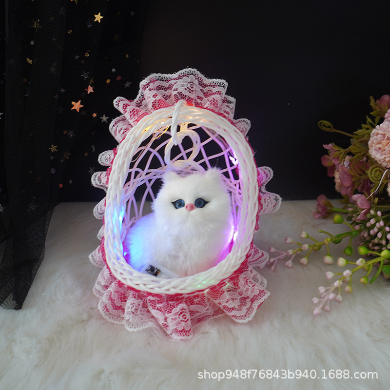 빛나는 교수형 바구니 (로즈 레드) 는 작은 흰색 고양이라고 부를 것입니다.