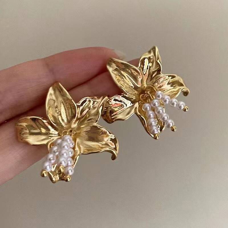 Golden fashionable retro elegant earrings pearl