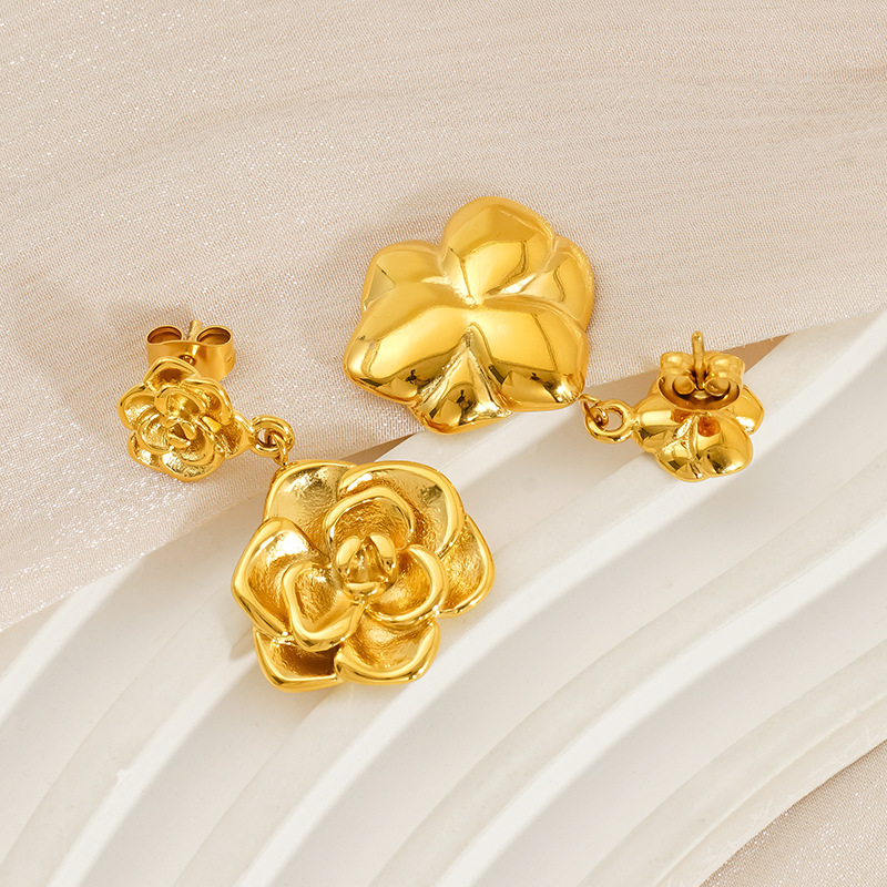 Europa y América de estilo femenino de oro 18K de acero inoxidable colgante de rosa pendientes de moda de alta calidad personalidad pernos de flores al por mayor