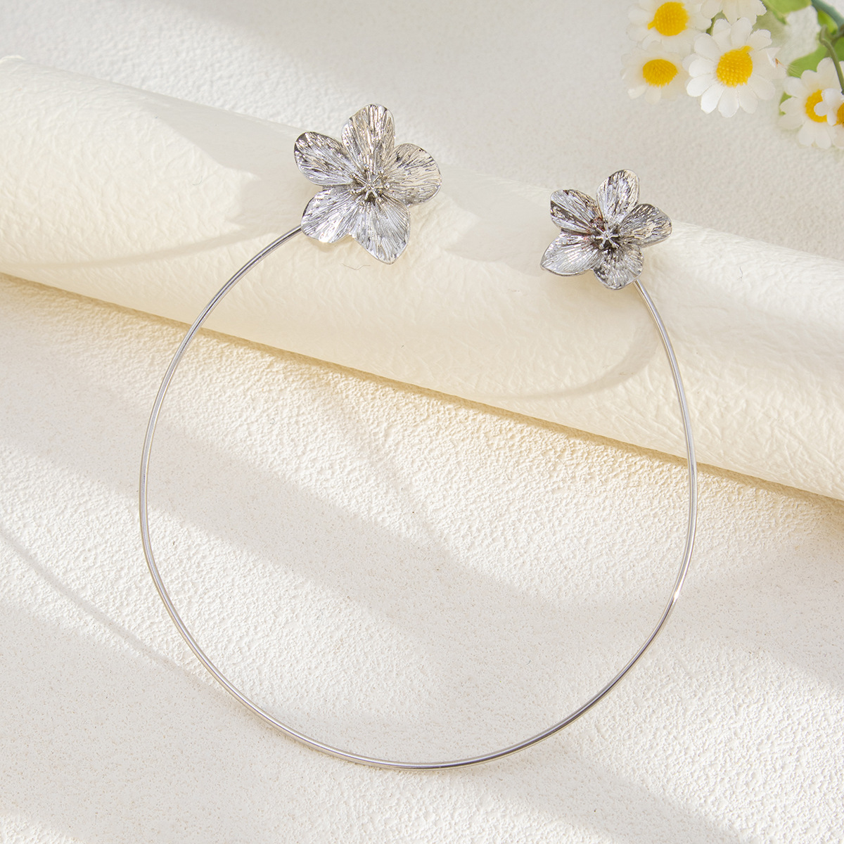 Collar de apertura geométrica de flor metálica transfronteriza europea y americana, temperamento de pétalo simple de moda, decoración de collar de sentido avanzado femenino