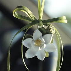 メーカー卸売りのハスの花の自動車のペンダントの車の香りの蓮の花の拡香の石の幸運は連続して車内のバックミラーの香りがします。