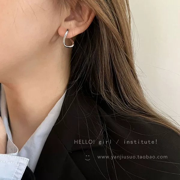 Irregular geometric circle earrings for women 2023 new popular simple earrings niche design high-grade ear jewelry