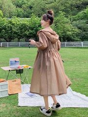 ファッションの美ラードの中で長いタイプの女性の夏の2025は帽子をかぶって腰の薄い風の服のオーバーのゆったりしている通気性の日焼け止めの服を収めます。
