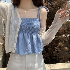 フランス式の甘い海辺の小さいキャミソールの女性の中で夏の外で着ています。