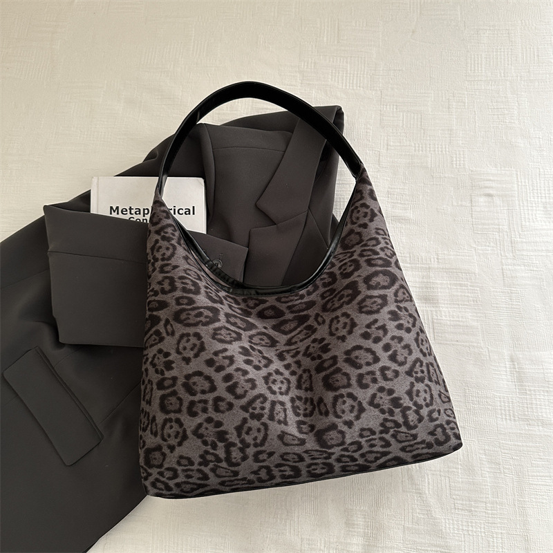 Bolsa de moda retrógrada con patrón de leopardo para mujeres, bolso de hombro casual de gran capacidad coreana, invierno 2024 nuevo bolso de brazo para mujeres