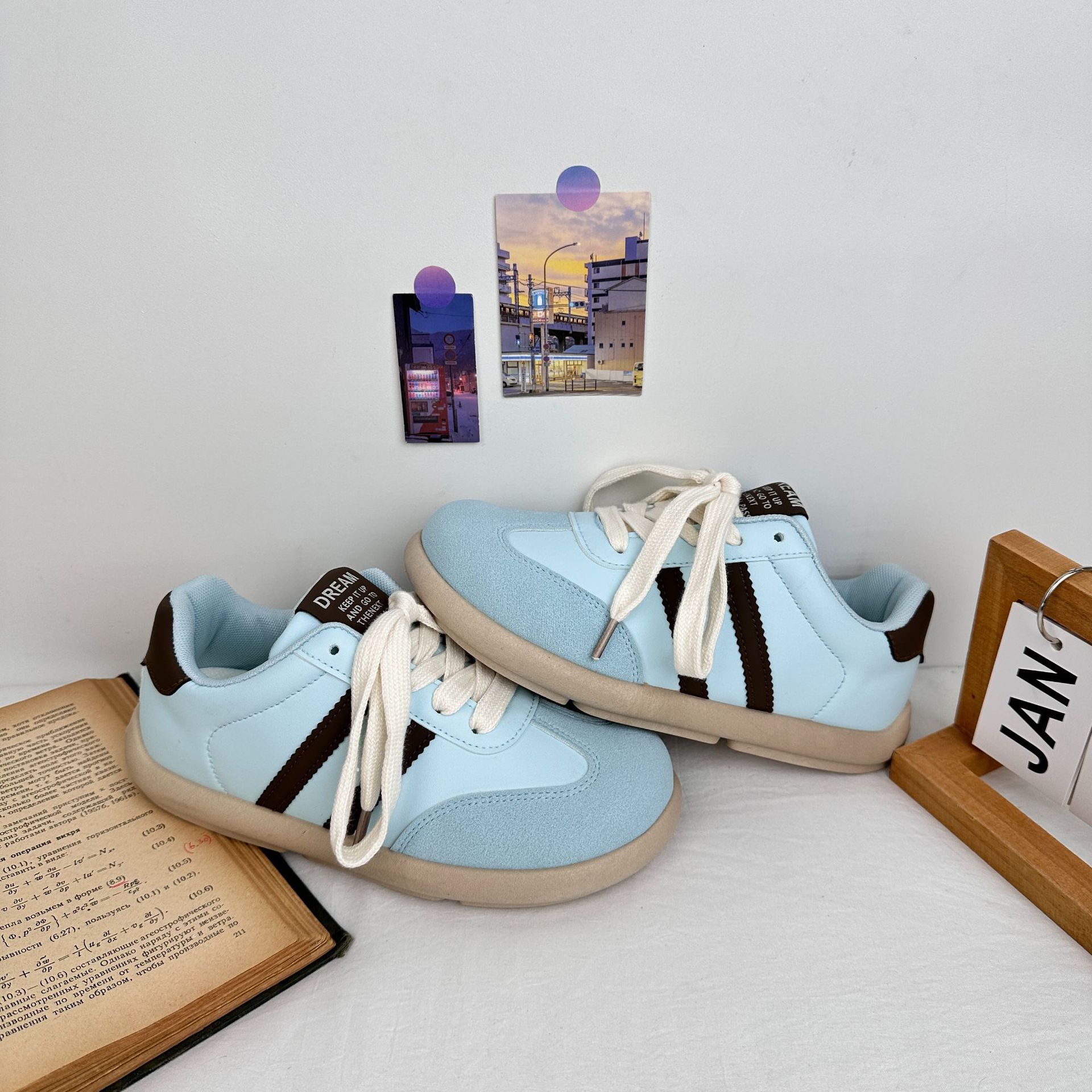Yuanbo 2025 estudiantes zapatos de deporte de tendencia de punta cuadrada de corte bajo zapatos de entrenamiento alemán para mujer zapatos de lona casuales coreanos de todo fósforo