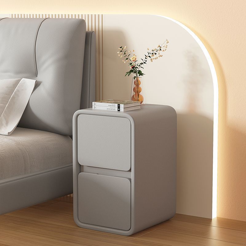 Mesa de cabecera moderna simple, viento de crema de madera sólida, almacenamiento ultra estrecho, nuevo almacenamiento de dormitorio de lujo ligero de tres pisos para el hogar junto a la cama