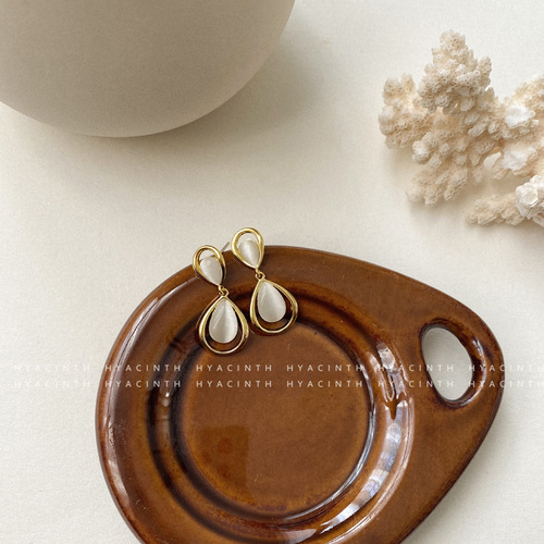 Korean fashion large cat eye earrings, simple French retro style, Internet celebrity personality water drop earrings, temperament, slimming face
