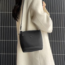 跨境货源百搭尼龙布包单肩斜挎包包女简约时尚轻便水桶包女包批发