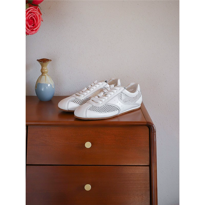 Можно разработать и оптом поставлять новые модели 2025 года: небрендовые сетчатые повседневные спортивные кроссовки, маленькие белые туфли, нишевый французский стиль, дышащие, летний вариант.