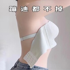 夏は胸を拭きます。肩ひものない下着の女性の胸は小さくて滑り止めがあります。