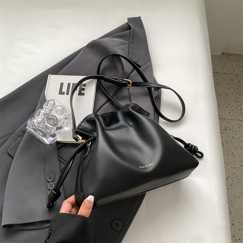 Women's bags, fashionable and simple bags, women's drawstring lucky bags, one-shoulder cross-body bags, large-capacity bucket bags, hand-held pleated bags