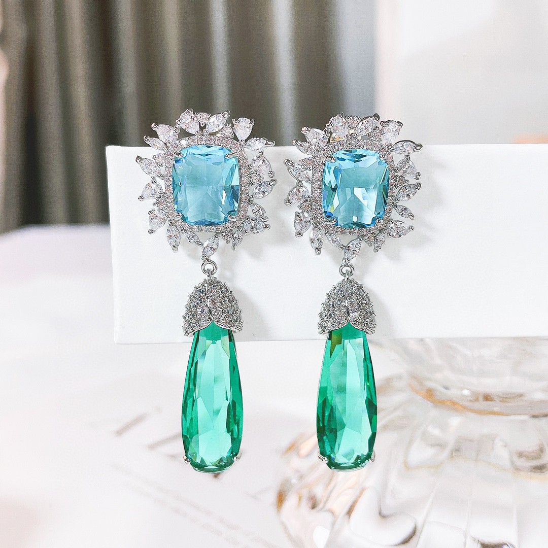 fashionable three dimensional earrings drop-shaped