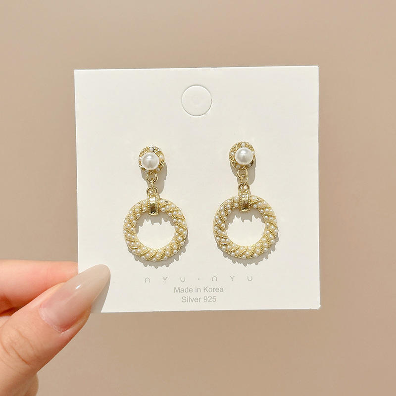 Pendientes de aleación Pendientes de alta calidad de perlas para mujer Pendientes exagerados de temperamento de lujo ligero coreano Pendientes largos con borlas al por mayor