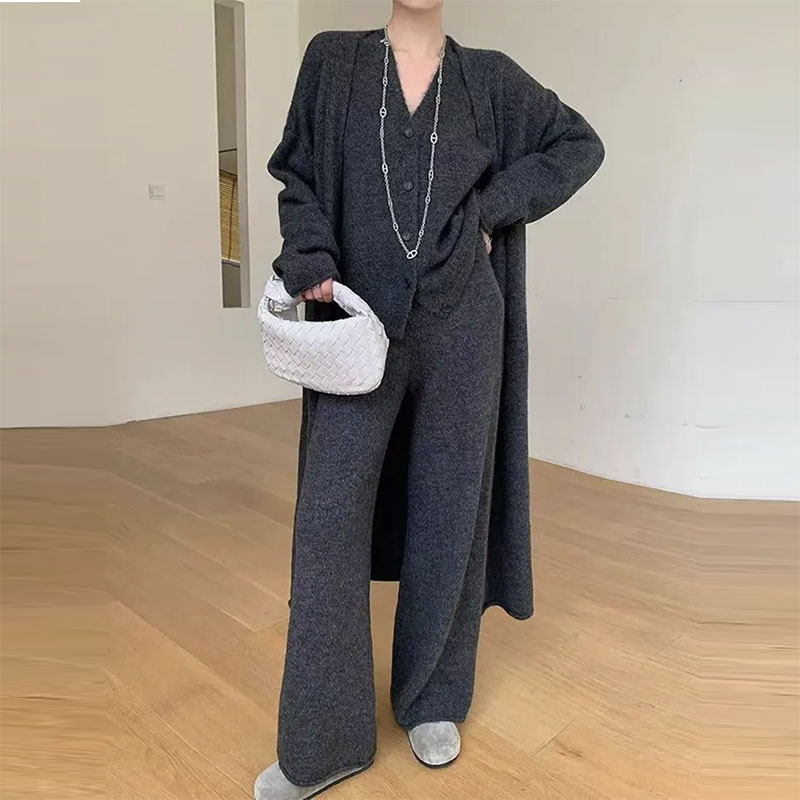 "Architektonischer Strick-Poweranzug – Ärmellose Weste + Hose mit weitem Bein | Monochromer Minimalismus für Corporate Alchemy"_voghion.com