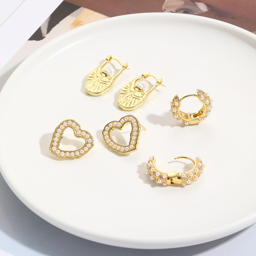 1 Paire Style Simple Style Classique Forme De Cœur Placage Incruster Le Cuivre Strass Perle Plaqué Or 18K Des Boucles D'Oreilles display picture 1