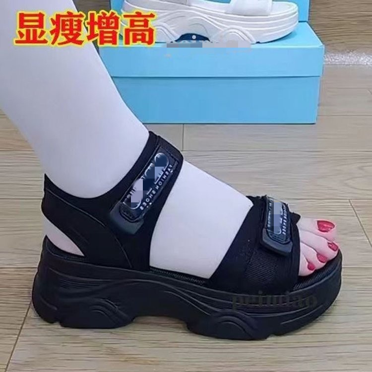 Sandálias de fondo suave para mujeres 2026 verano nuevo muffin anti-deslizante casual versátil velcro zapatos de playa