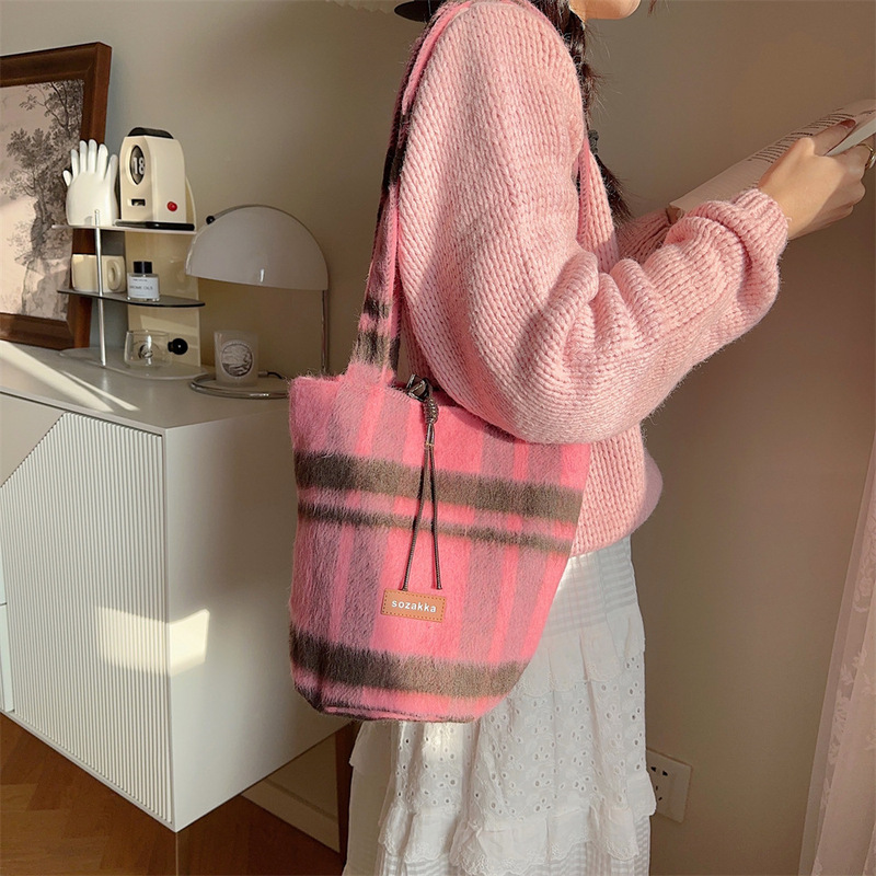 312182 woolen bucket shoulder underarm bag for women autumn and winter New retro large capacity commuter tote bag 312182 woolen bucket shoulder underarm bag for women autumn and winter New retro large capacity commuter tote bag