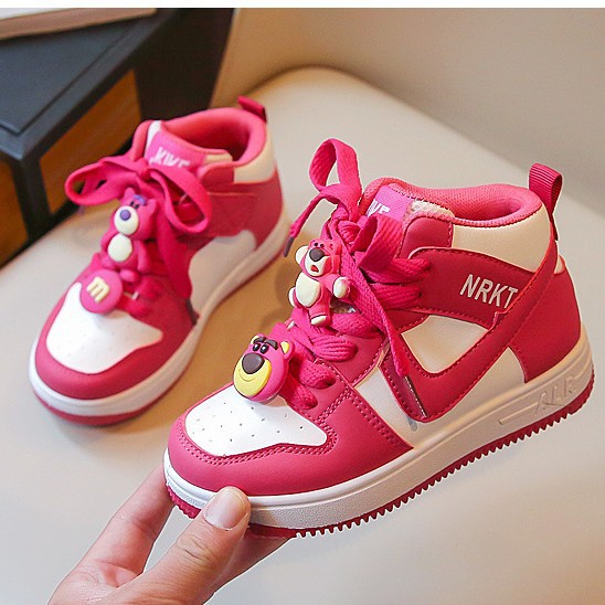 Nuevos zapatos casuales de moda de oso de fresa transpirable de primavera y otoño para niños, zapatos deportivos cómodos para niños y niñas