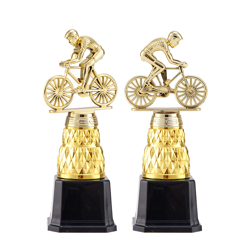 Ventas transfronterizas calientes nuevas decoraciones de trofeos de campeones de bicicletas creativas soportan muñecas de bicicletas de plástico grabadas con placa de identificación