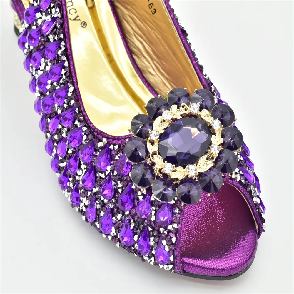 The party is paired with rhinestone round head fish mouth sandals and light hand bag set with large flash diamonds_voghion.com