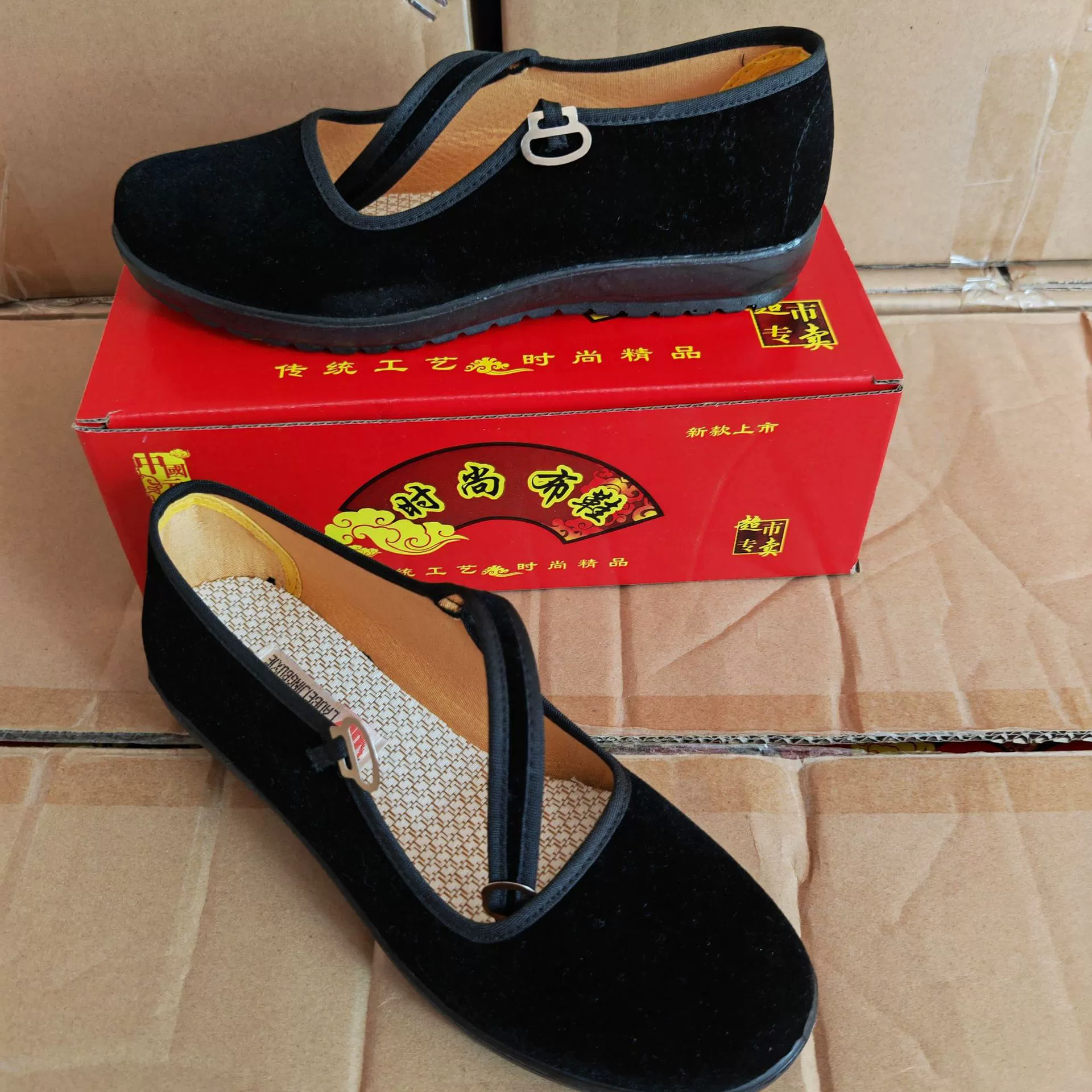 Весной и осенью новые старые Пекинские тканевые туфли, женская обувь, полиуретановые туфли на плоской подошве из черного бархата, обувь для мам в наличии оптом