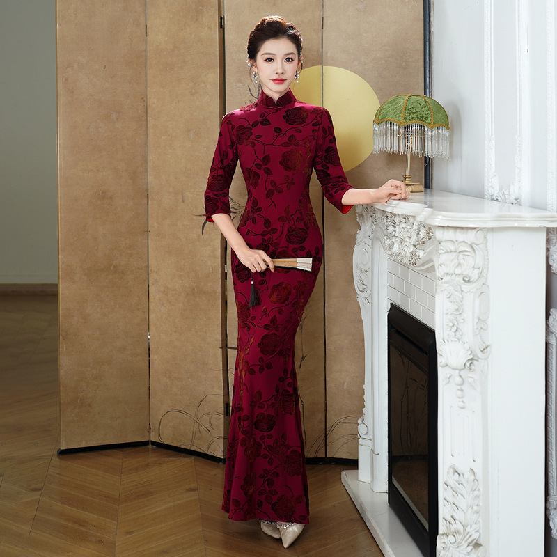 Velvet fishtail cheongsam, three-quarter sleeves, floral dress, wedding dress for mothers, mother-in-law's wedding outfit, formal wear for wedding banquets, autumn/winter collection, thickened fabric
