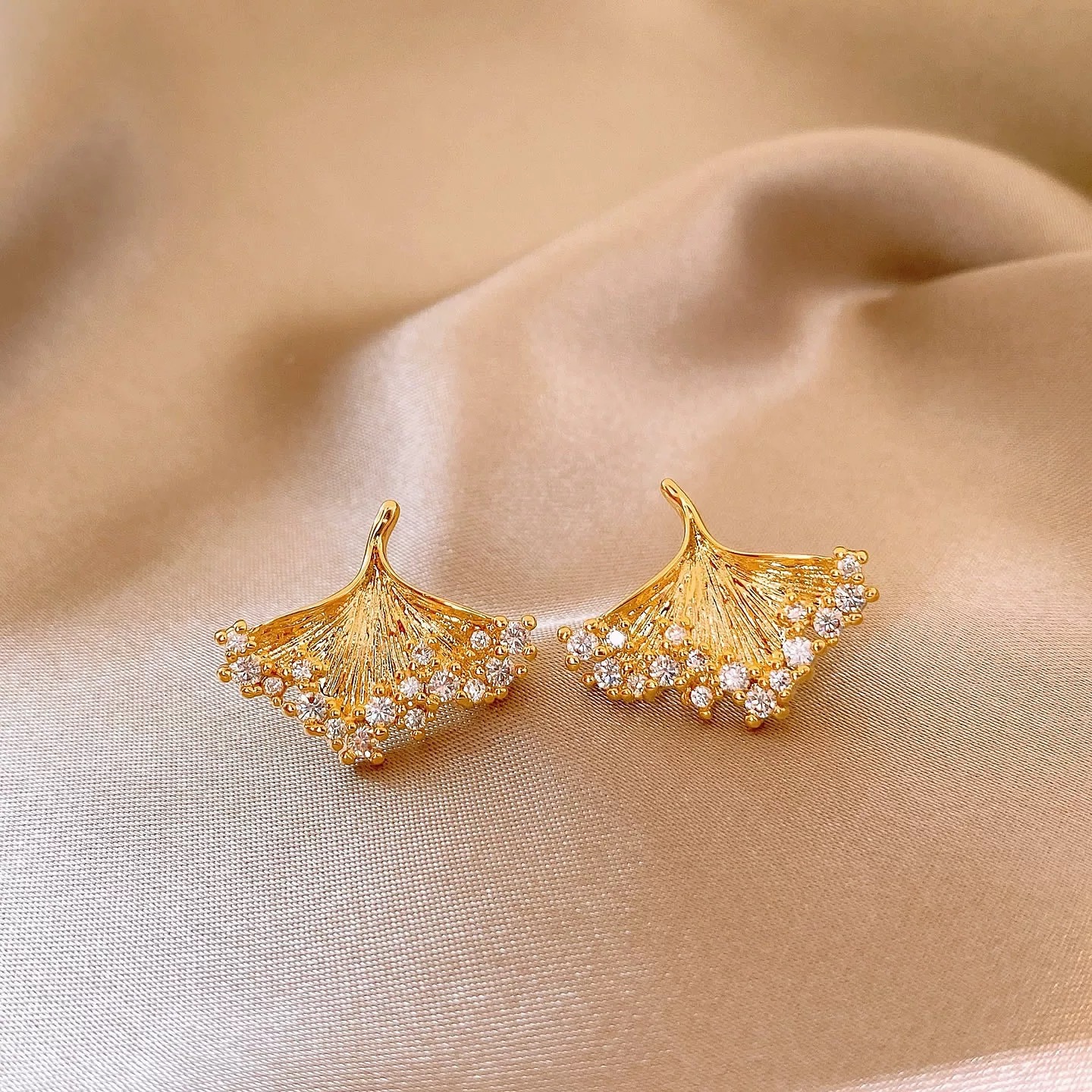 74#Golden ginkgo leaf irregular diamond stud earrings