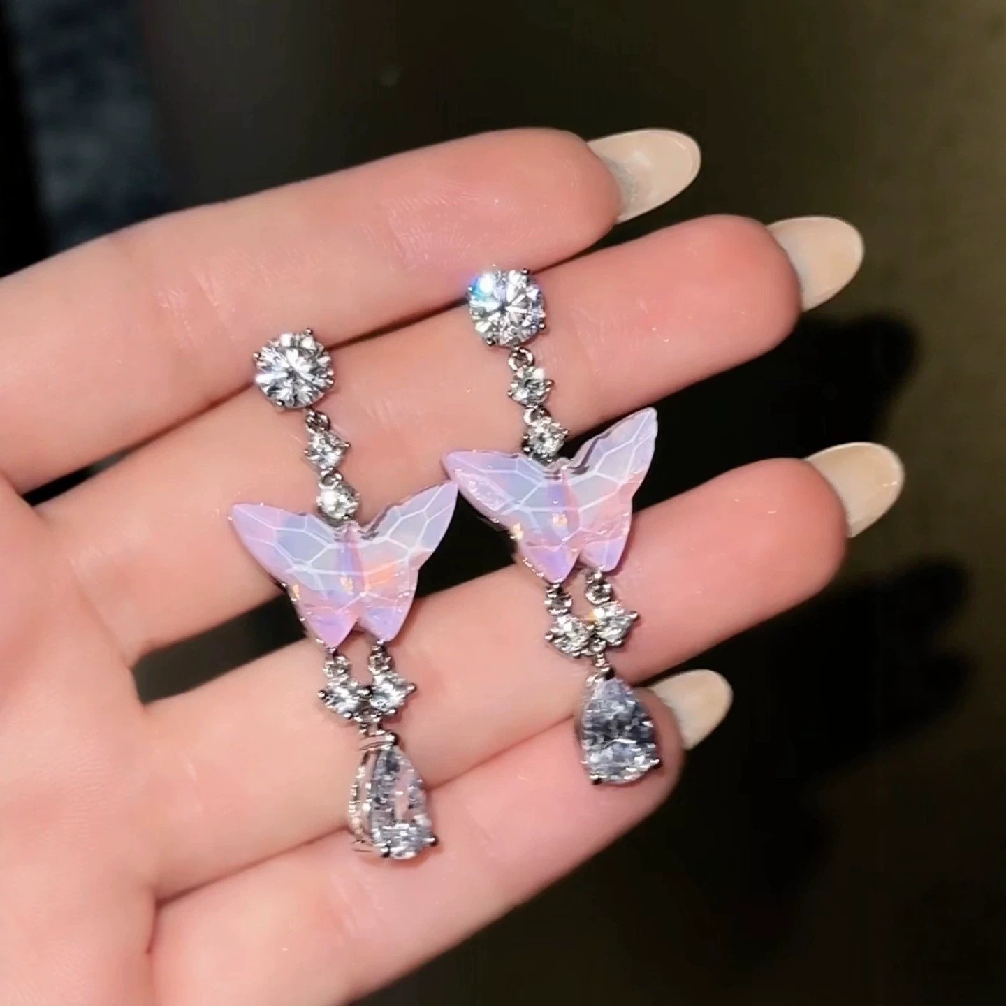Xuping imitación de la serie de cristal mariposa rosa goteo de aretes de bordilla ligero lujoso elegante suave viento auriculares para mujeres al por mayor