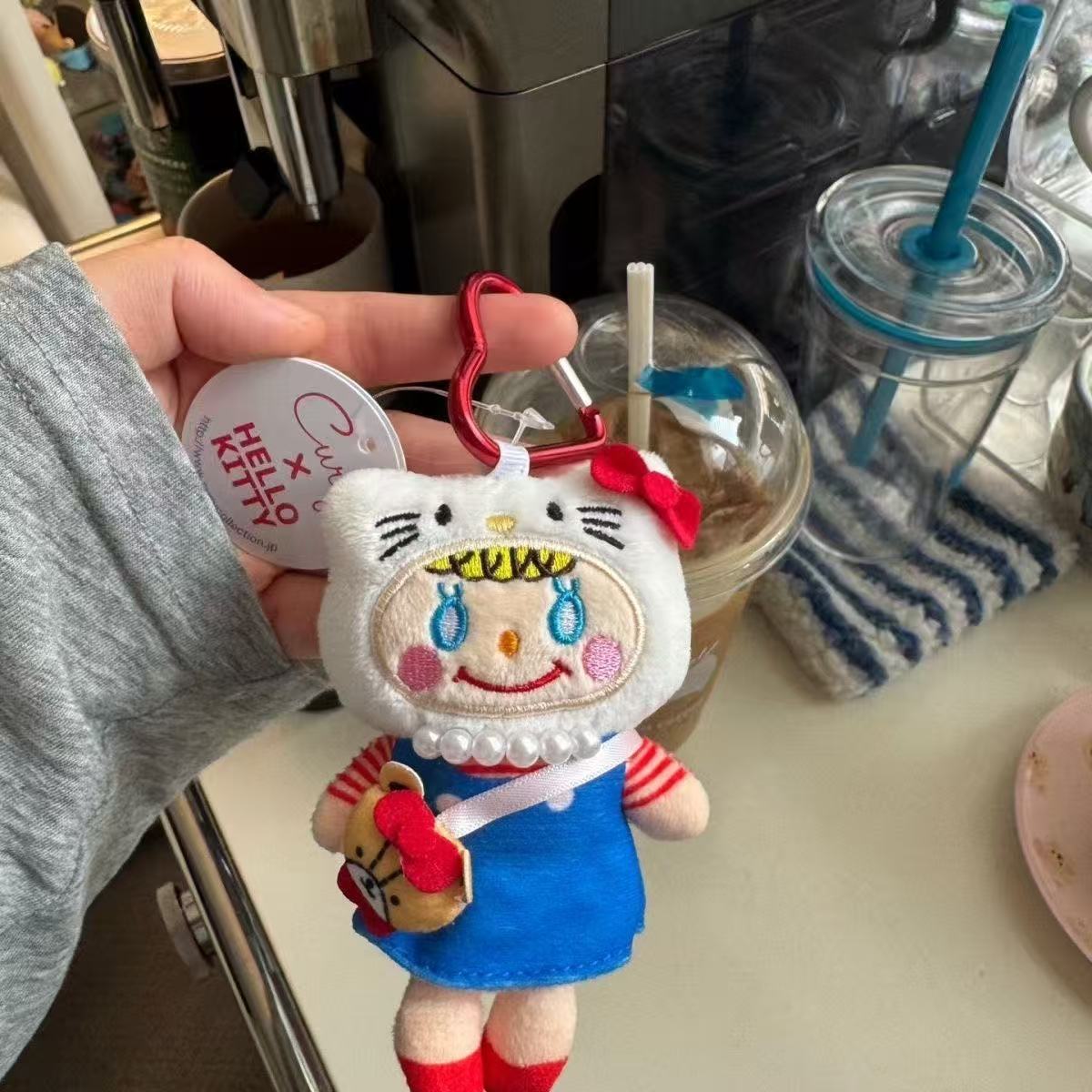 韩国ins卷发小女孩抱kitty包包挂件毛绒公仔kt猫玩偶钥匙扣包挂饰