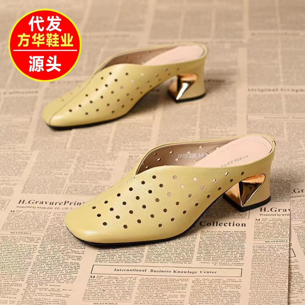 Мягкие кожаные тапочки на лето 2025 года, новые стильные дышащие сандалии с вырезами и универсальные элегантные туфли на высоком каблуке с острым носком.