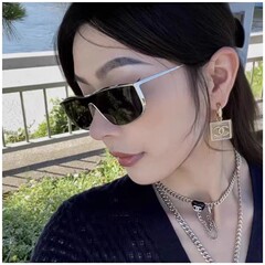 2025 ヨーロッパとアメリカのキャットウォークスタイルの未来的なメタルワンピースサングラス、男性と女性用、ハイエンドのファッショナブルで多用途なサングラス