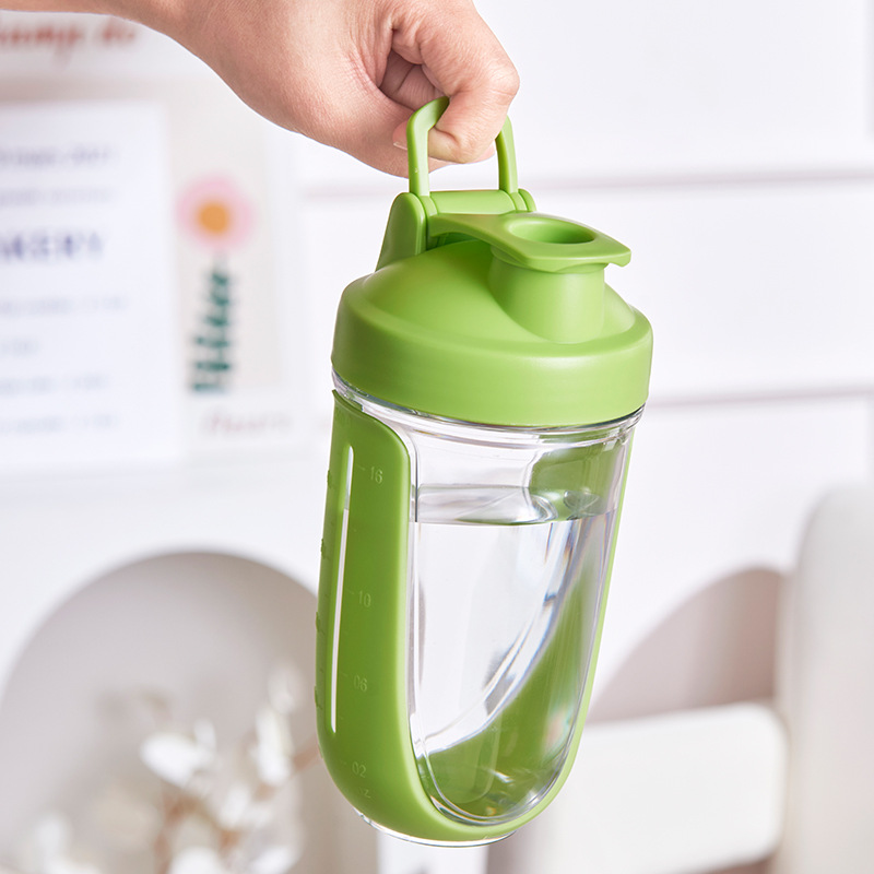 Taza de plástico simple sellada a prueba de fugas taza de agua deportiva con mano taza de agitación de proteínas en polvo taza de agitación
