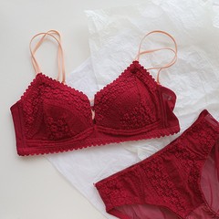 オリジナルの赤い薄い下着の女性の胸が集まっています。