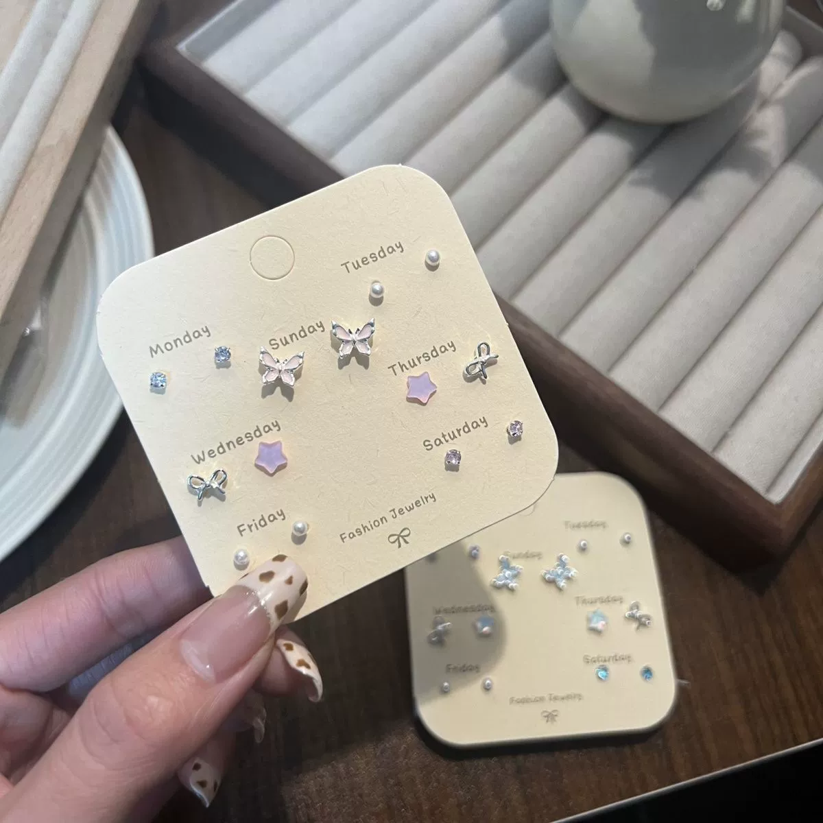 Fresh cute small universal earrings, simple and elegant design