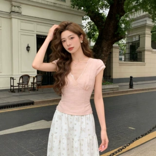 粉色蕾丝花边v领短袖T恤女夏季2026新款法式温柔修身百搭短款上衣