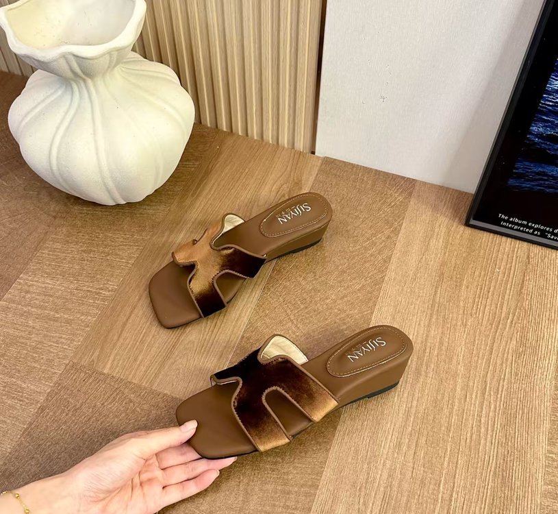 Women's Summer 2026 New Fashion High-end Flat Comfortable Sandals With Chunky Heels For Casual Beach Wear_vogvips.com