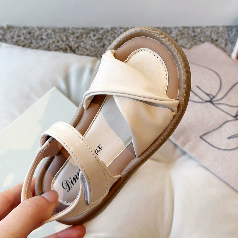 Детская обувь для девочек Сандалии летом 2025 года корейская минималистская ветрозащитная нескользящая детская обувь носит пляжные кожаные туфли для девочек