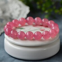 �������R�_��˹�ӷ۾������Ȼ�ϵV��ɫˮ���R���ִ����һ��Y��Ů