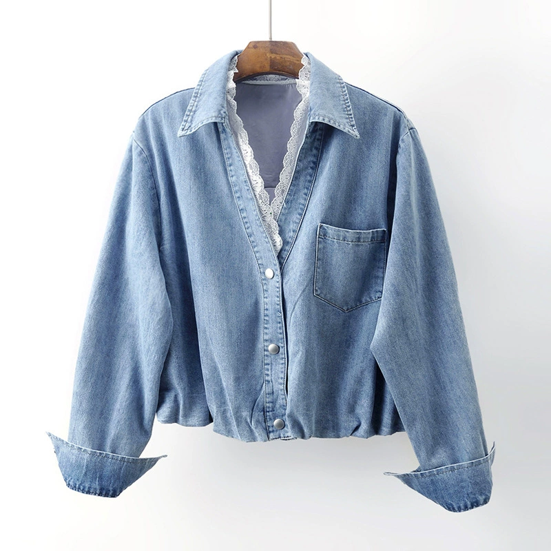 Весна 2025 года. Новая корейская джинсовая рубашка с V-образным вырезом, лоскутной отделкой и кружевной отделкой для женщин, с дизайнерским акцентом и завышенной талией в ретро-стиле.