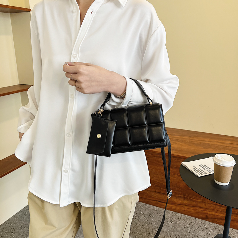 Niche sac à main rétro version coréenne nouvelle texture couleur unie couvercle rabattable sac mère tendance et à la mode sac à bandoulière à coque pressée_voghion.com