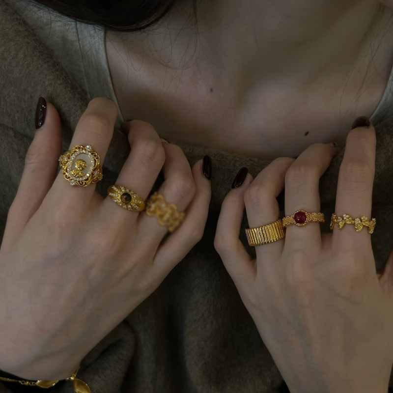 Vintage Palace-Style Gold Mother-Of-Pearl Embossed Ring with a Light Luxury Retro High-End Feel and Open Design