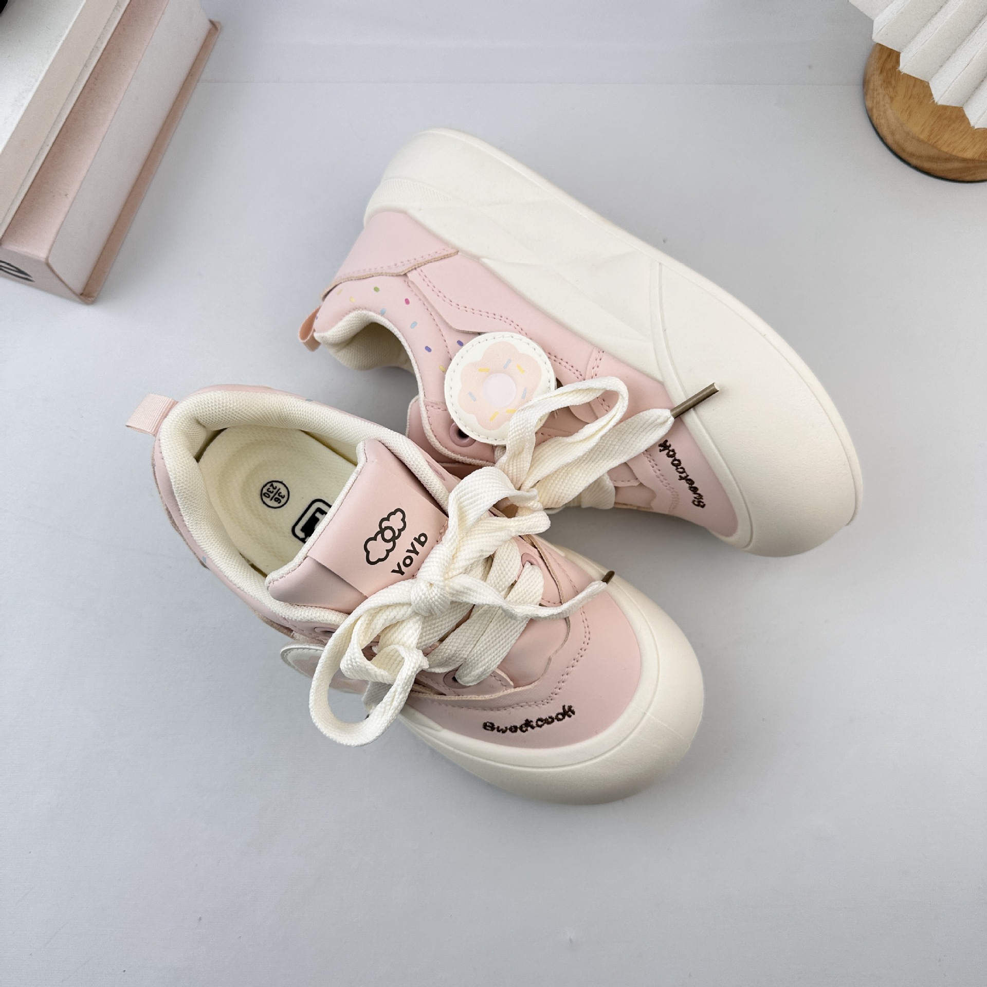 Zapatos blancos de fondo grueso para mujeres 2025 nuevos zapatos de skate coreanos que coinciden con zapatos de nicho casuales zapatos de pan