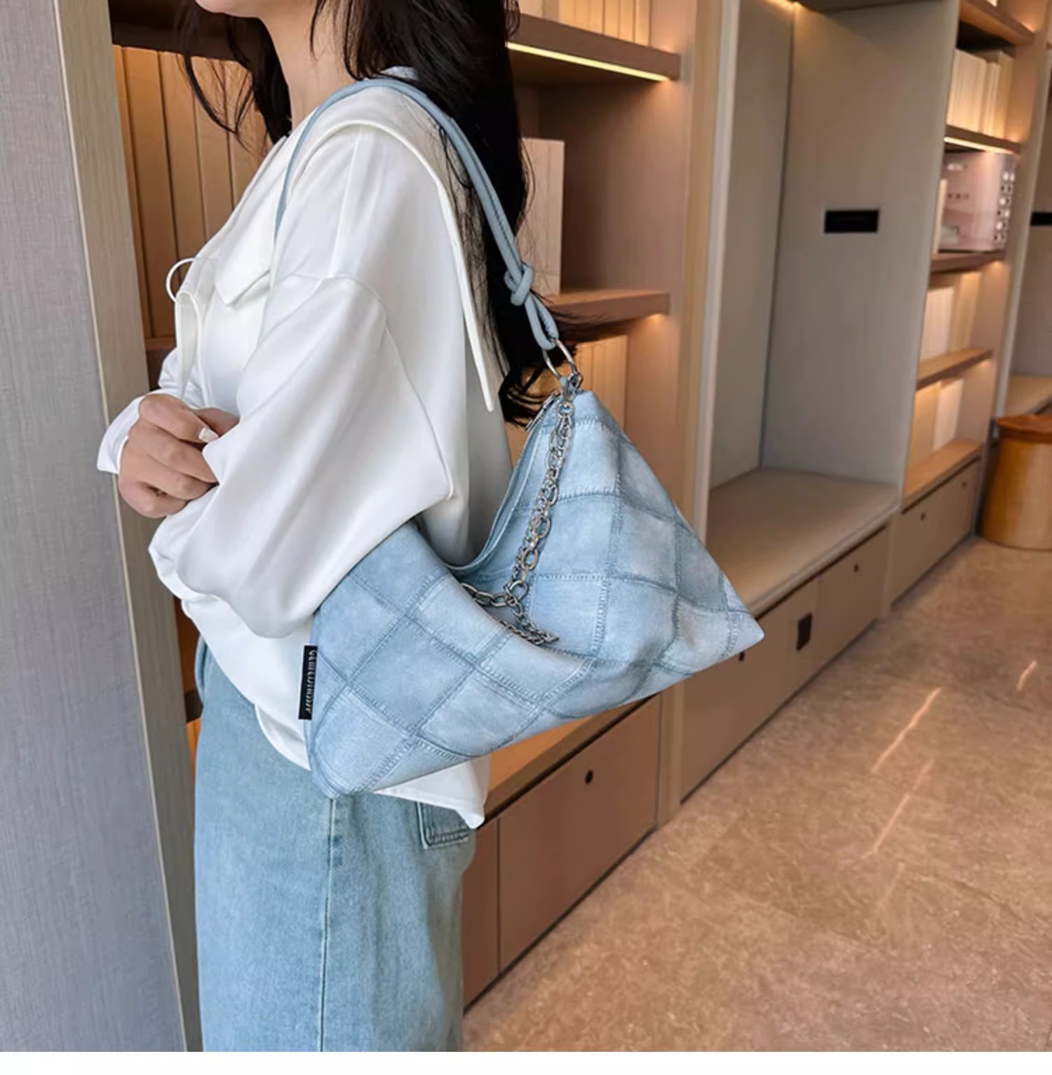 A niche canvas bag with a large capacity for women, a trendy 2023 new style for work, commuting, and student classes, a single-shoulder underarm tote bag undefined