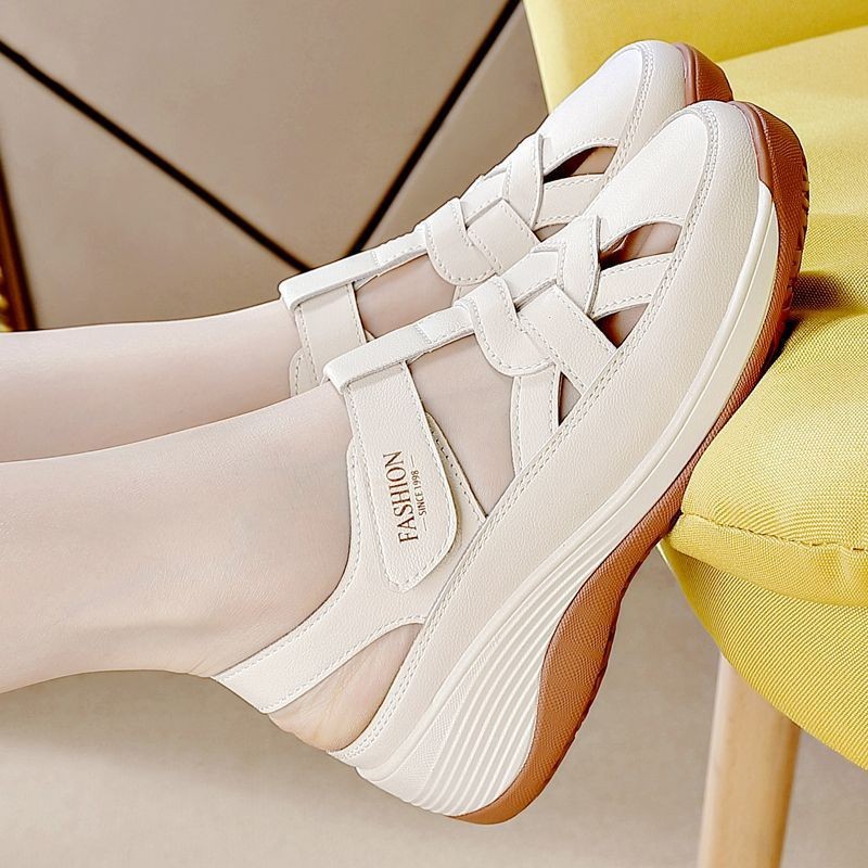 Sandalias de mujer de cuero suave verano 2026 nuevo anti-deslizante con suela plana zapatos transpirables cómodos huecos con suela suave zapatos agujeros grandes