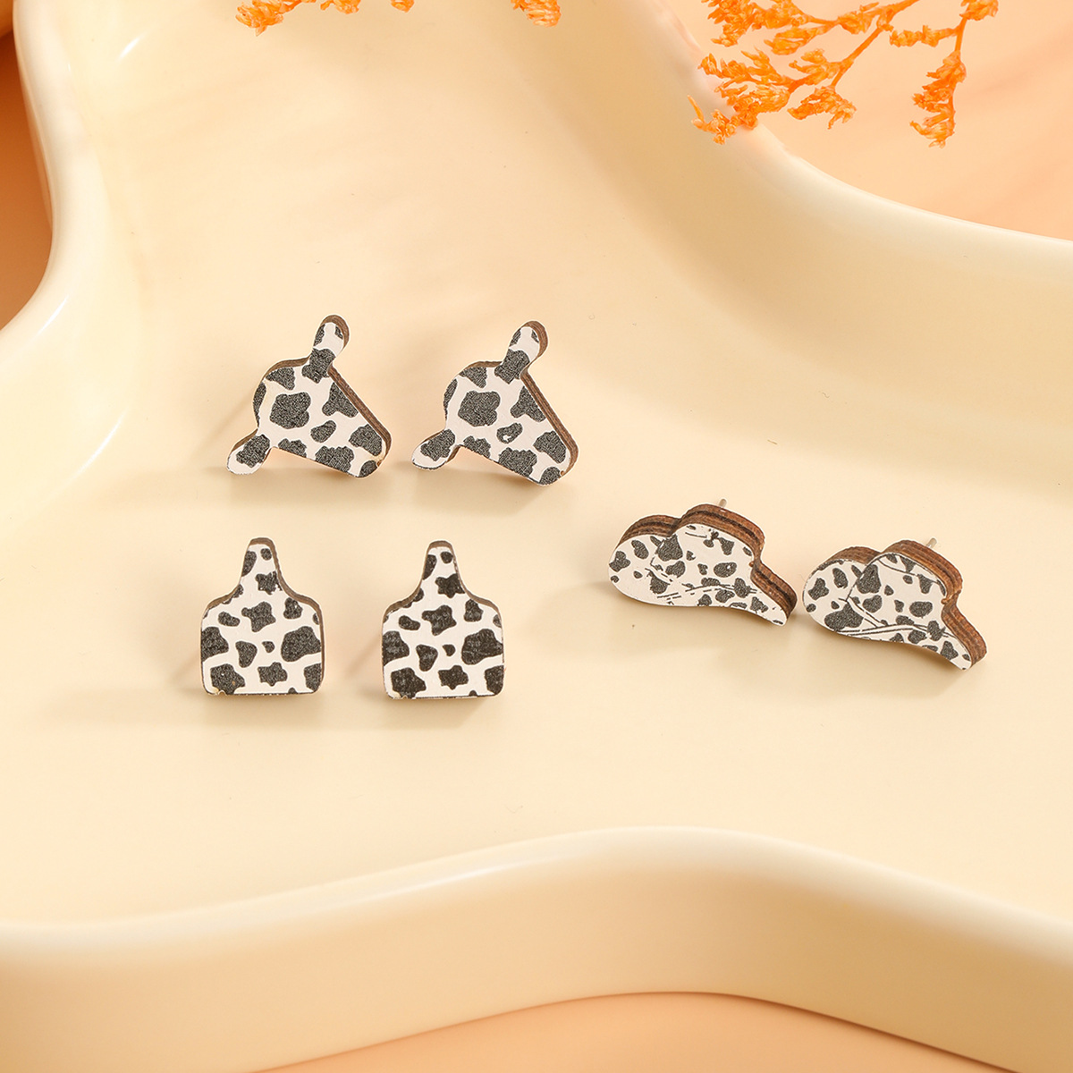1 Set Quantity 1 Set Casual Cow Pattern Heart Shape Printing Wood Ear Studs