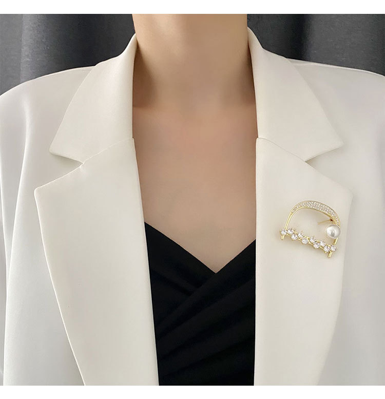 Moda Letra Cobre Enchapado Embutido Diamante Artificial Perla Mujeres Broches display picture 1