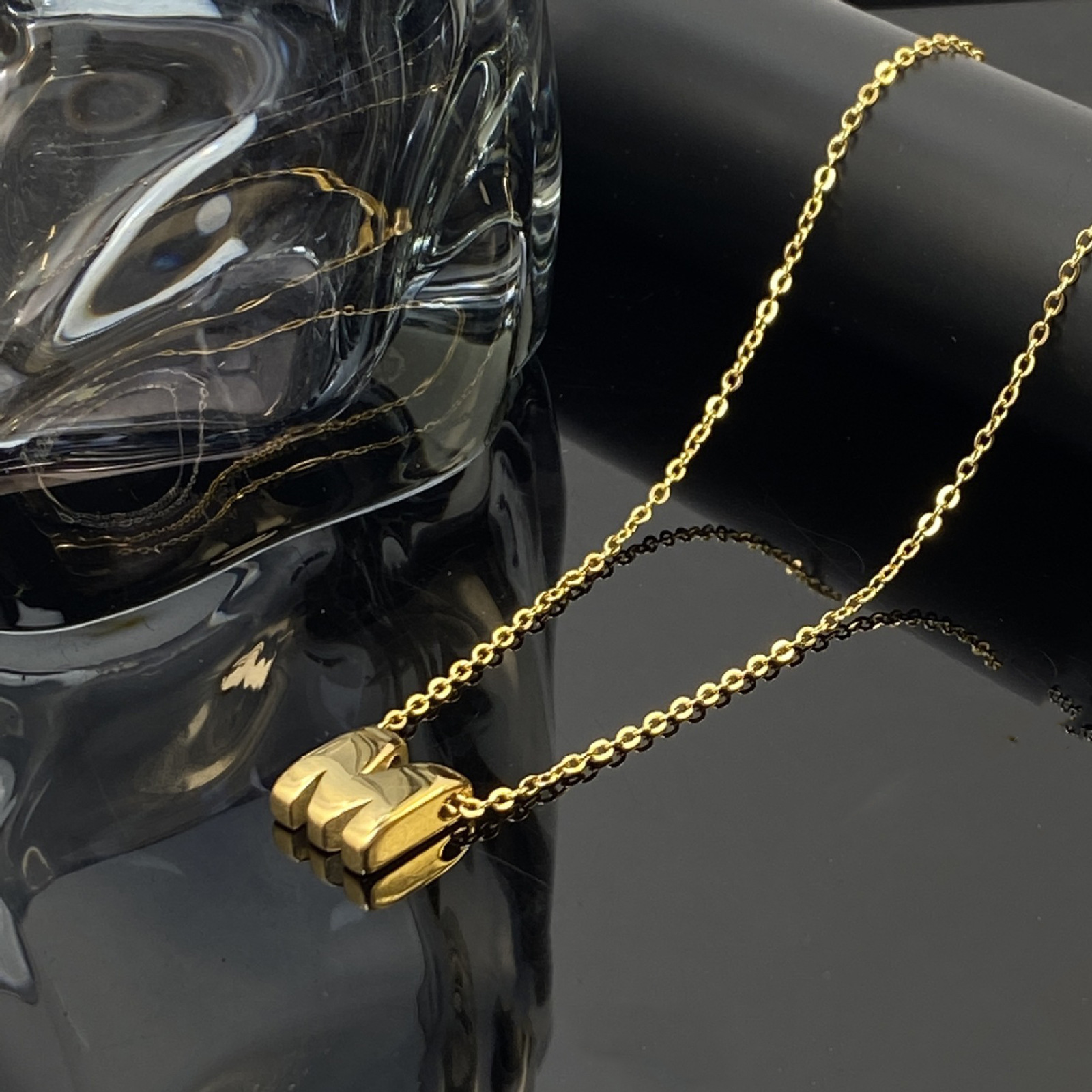 Transfronterizo nuevo alto sentido M letra no decolor collar de acero de titanio FASHION moda de lujo ligero explosión hueso de serpiente